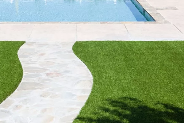 Pose de fausse herbe sur du béton tout autour d'une maison chez un particulier, Uzès, Les Jardins d'Alain